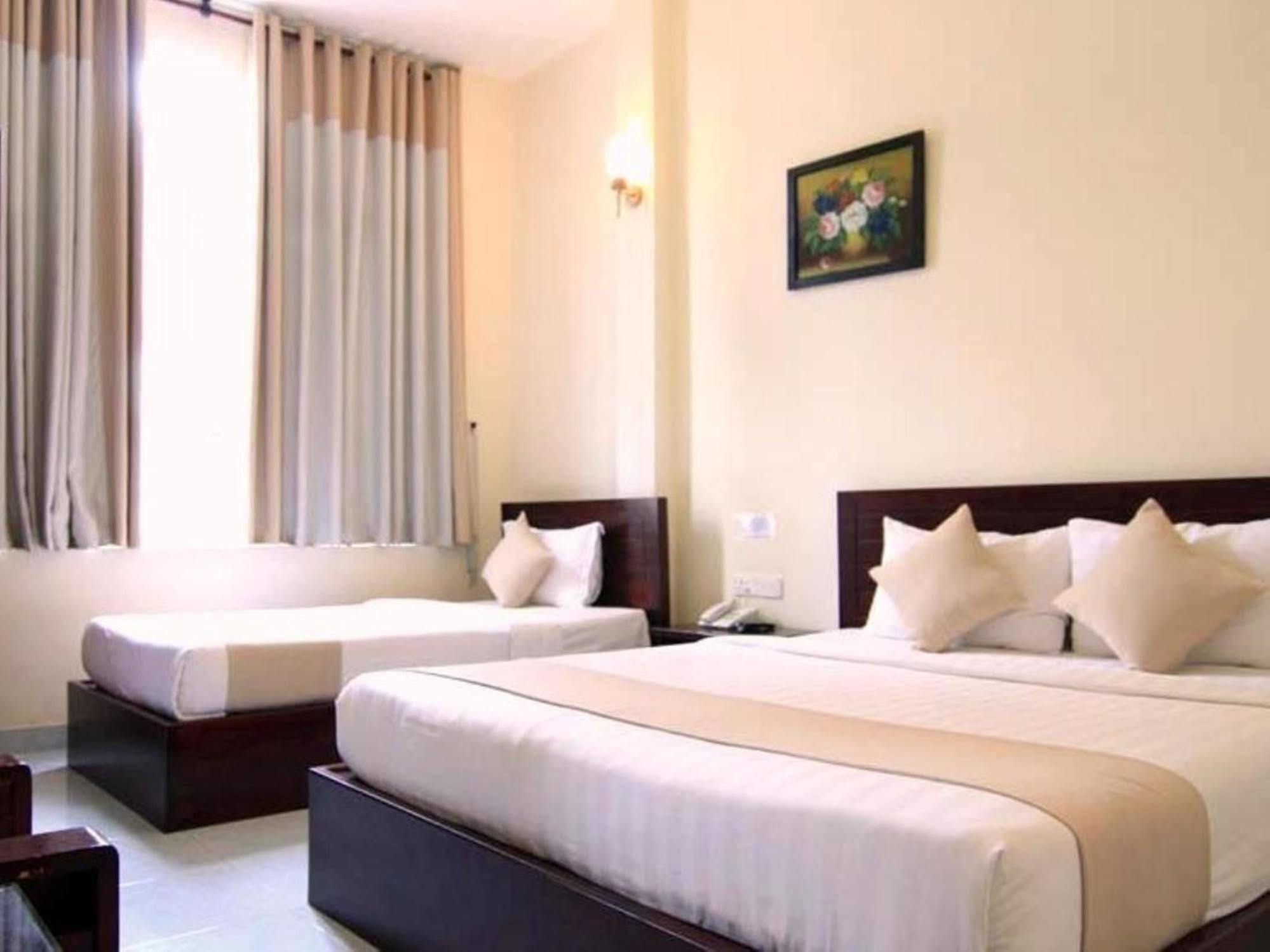 Oyo 438 Small Bay Hotel ホーチミン市 エクステリア 写真