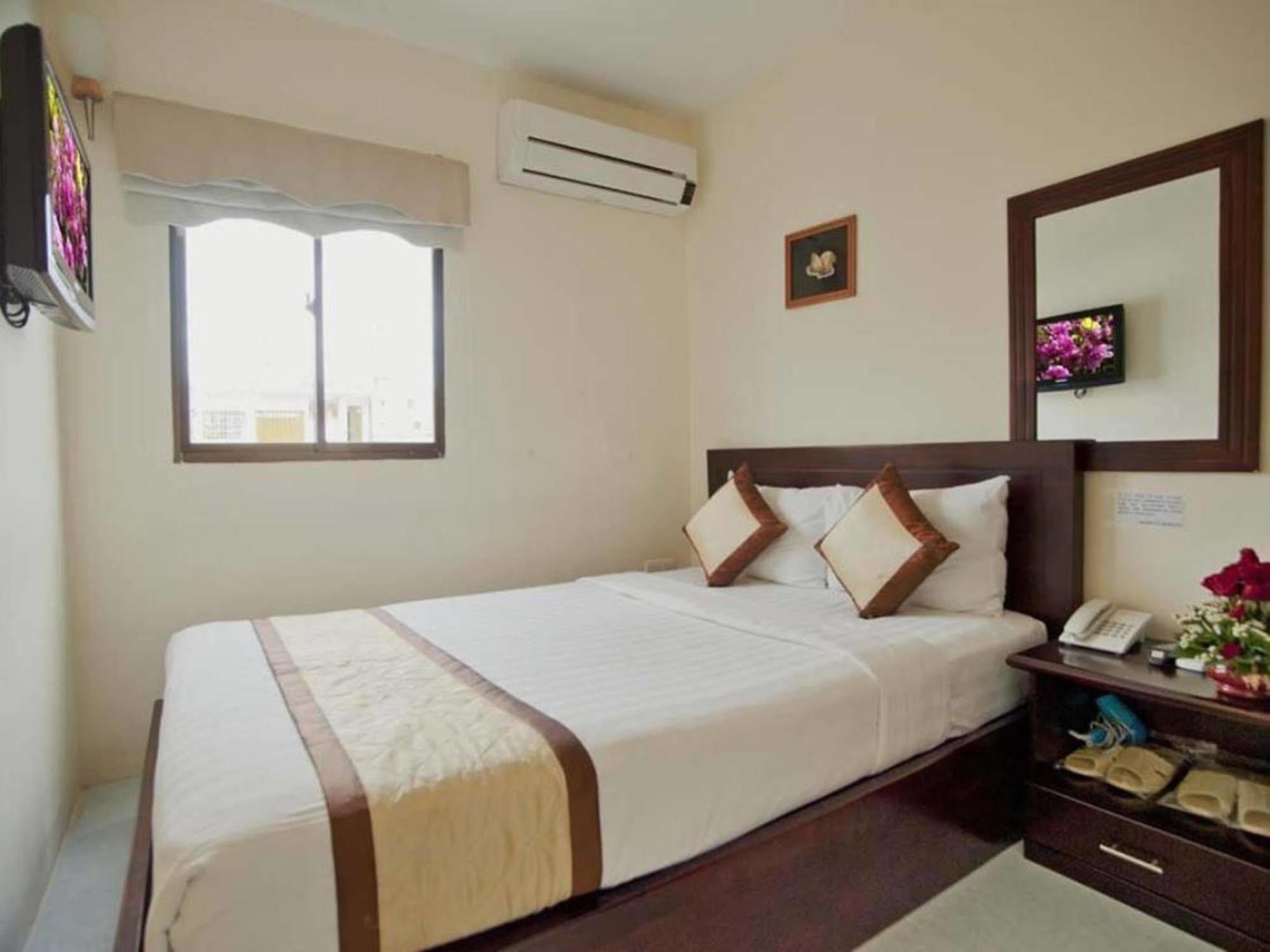 Oyo 438 Small Bay Hotel ホーチミン市 エクステリア 写真