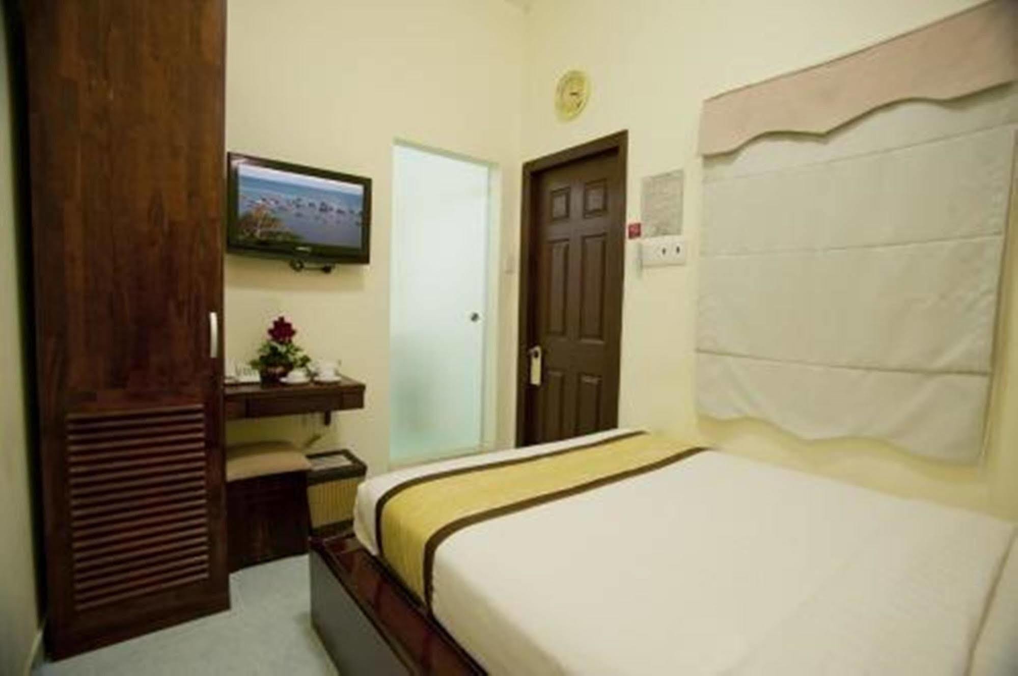 Oyo 438 Small Bay Hotel ホーチミン市 エクステリア 写真