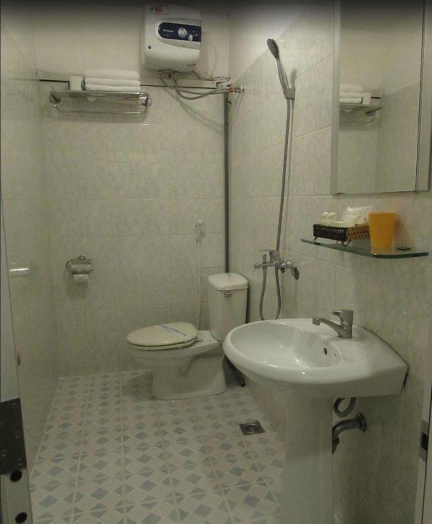 Oyo 438 Small Bay Hotel ホーチミン市 エクステリア 写真