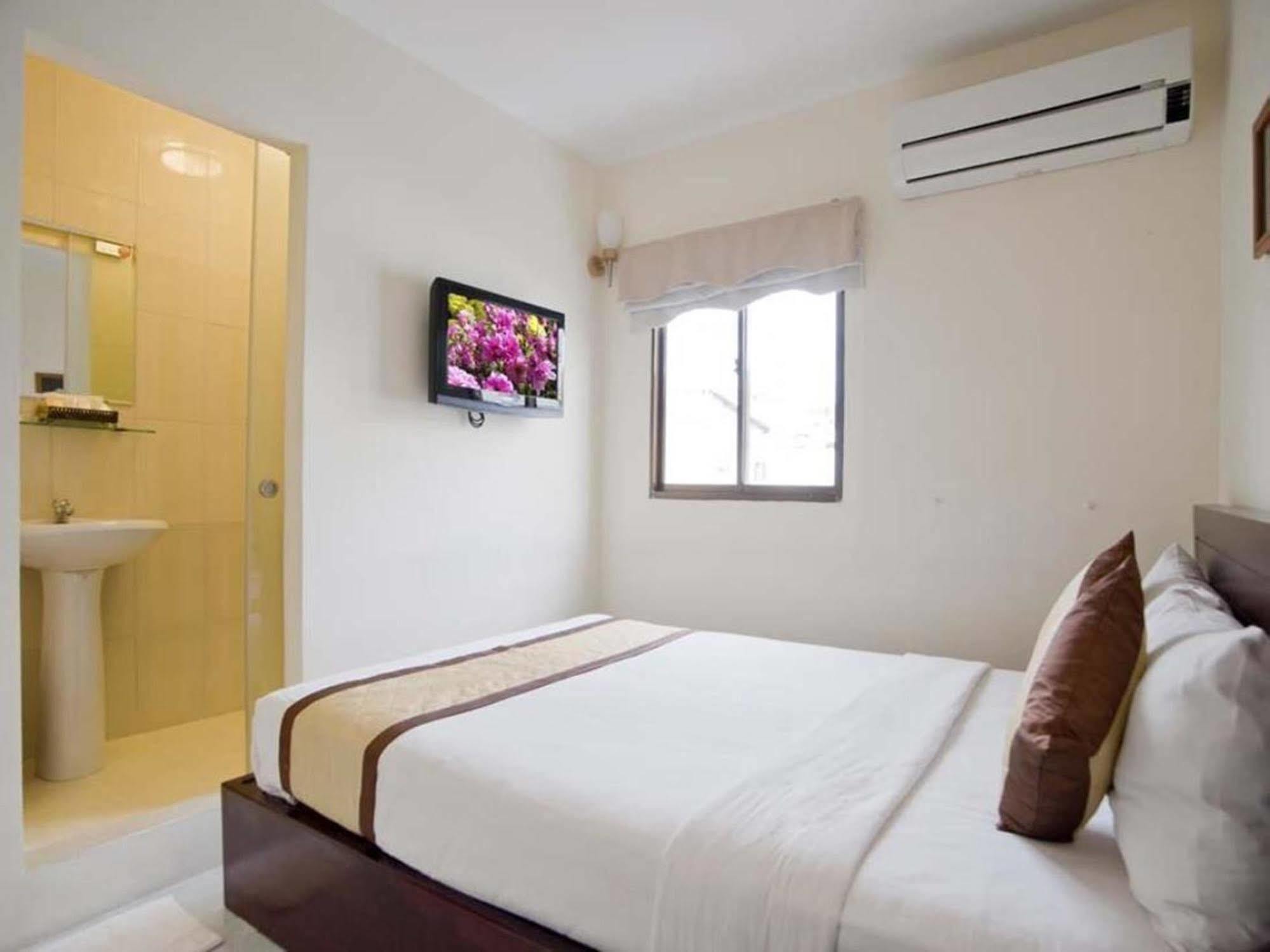 Oyo 438 Small Bay Hotel ホーチミン市 エクステリア 写真