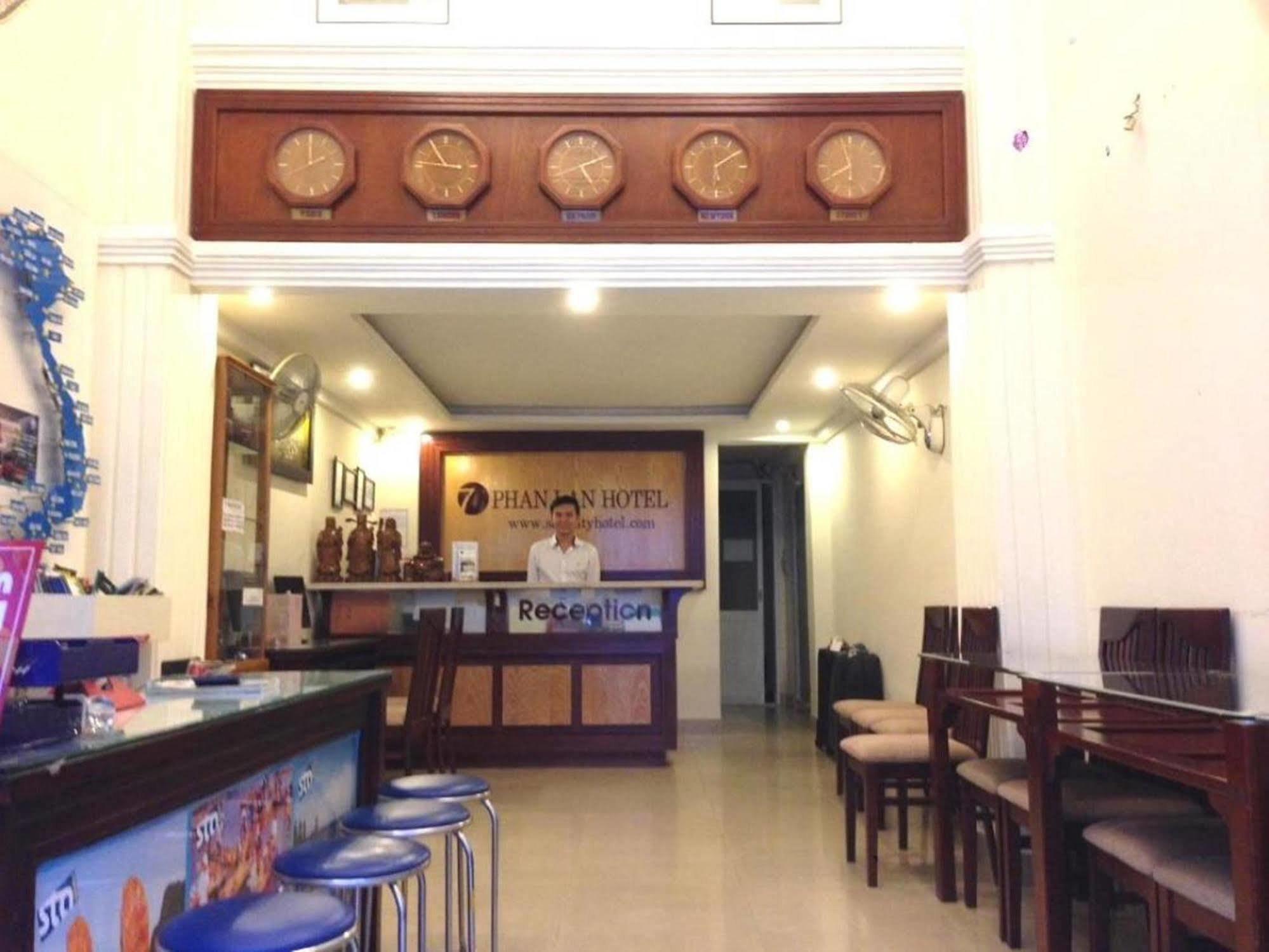 Oyo 438 Small Bay Hotel ホーチミン市 エクステリア 写真