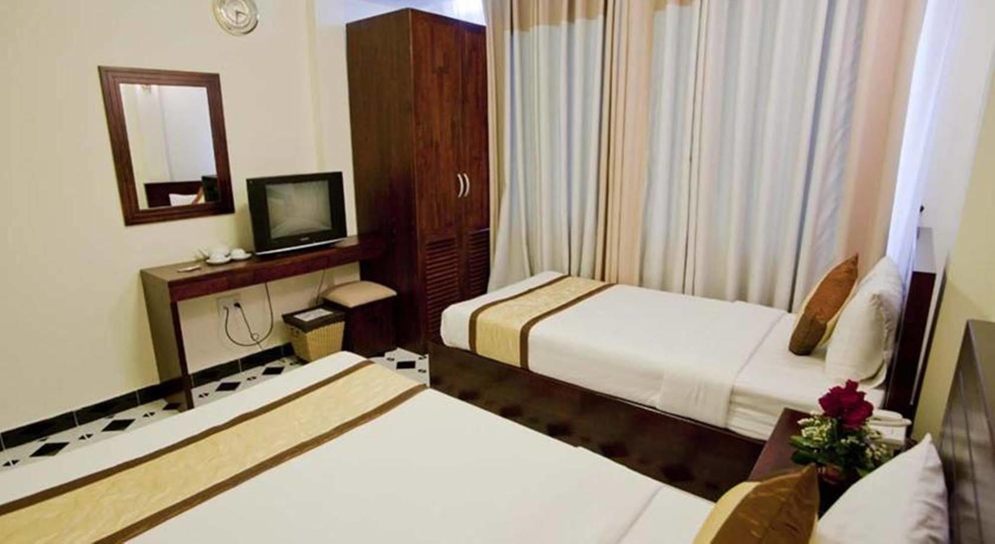 Oyo 438 Small Bay Hotel ホーチミン市 エクステリア 写真