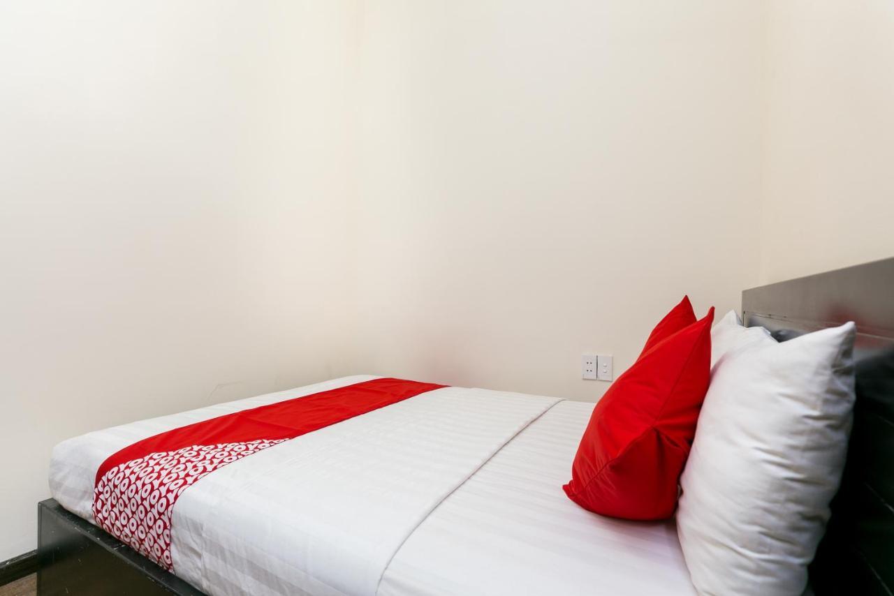 Oyo 438 Small Bay Hotel ホーチミン市 エクステリア 写真